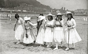 sanse-jovencitas-de-blaco-pasean-por-la-playa